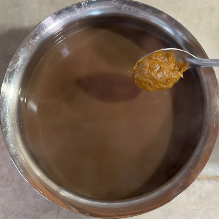 dding tamarind paste to the boiling horsegram water
